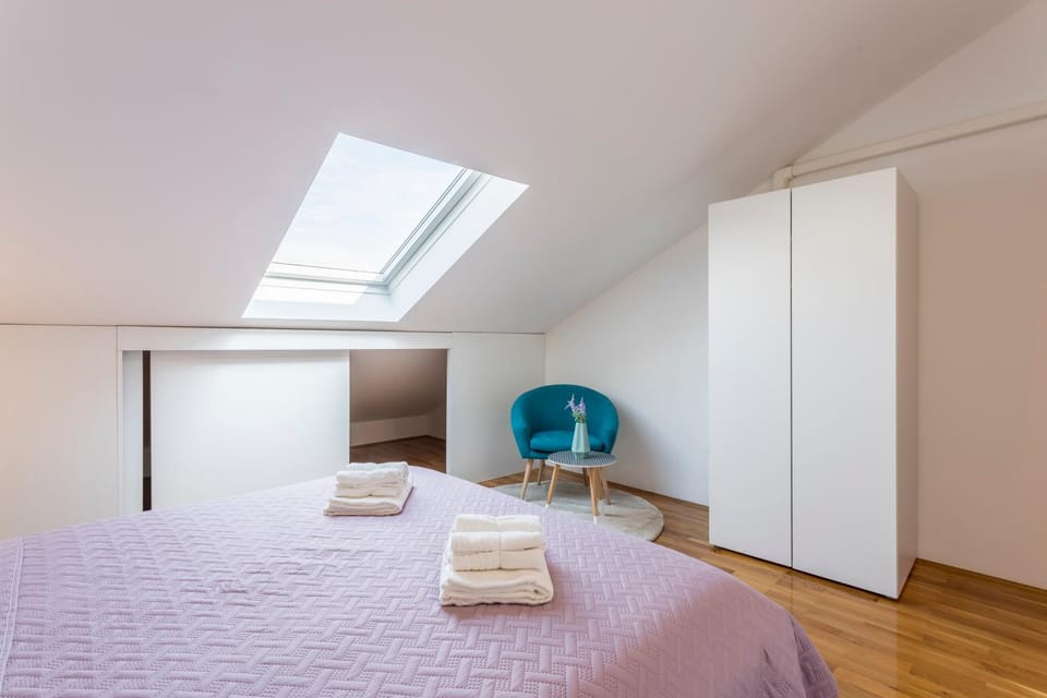 Bed, Seating area, Bedroom