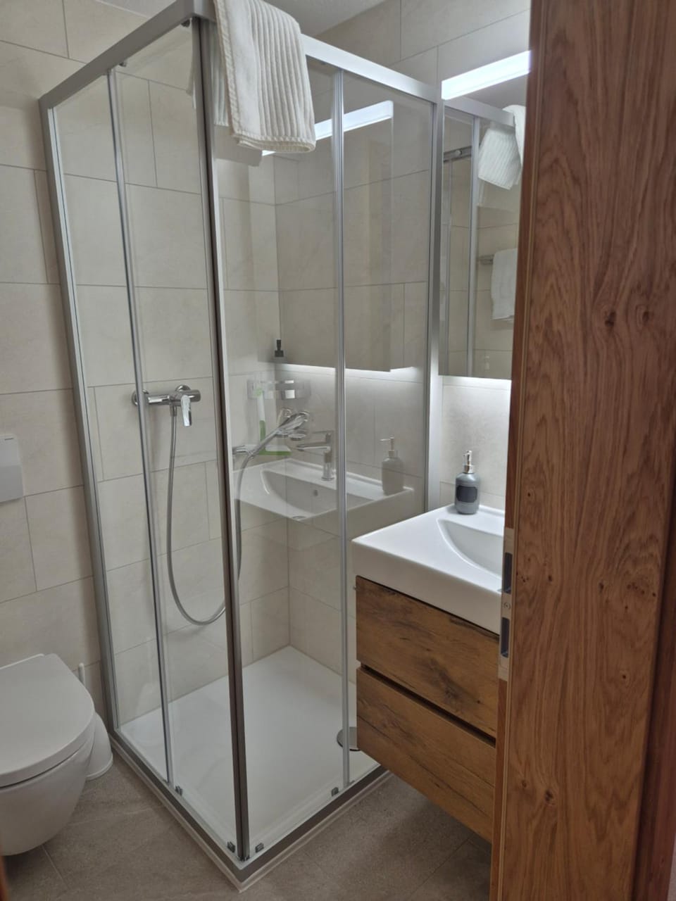 Shower, Toilet