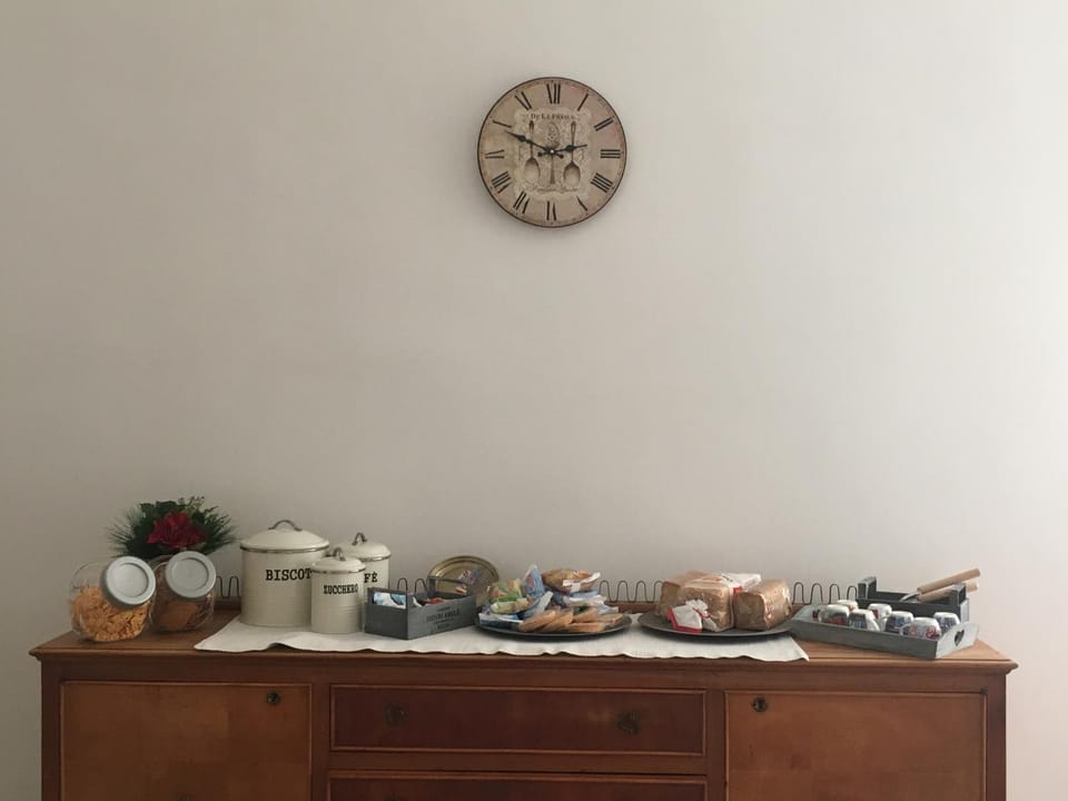 Communal kitchen, Buffet breakfast