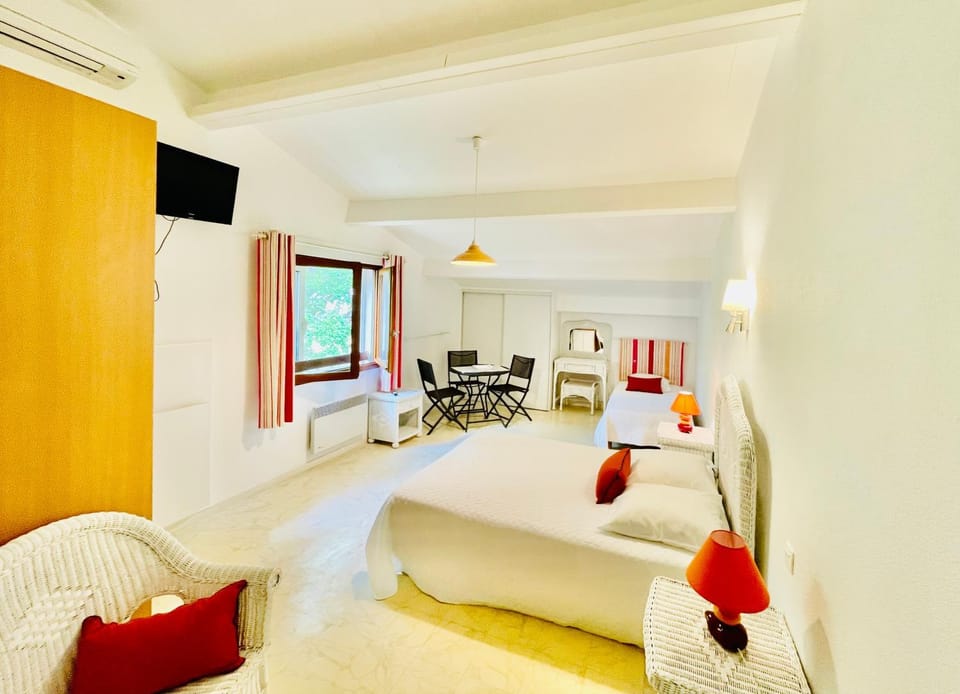 Bed, View (from property/room), Kitchen or kitchenette