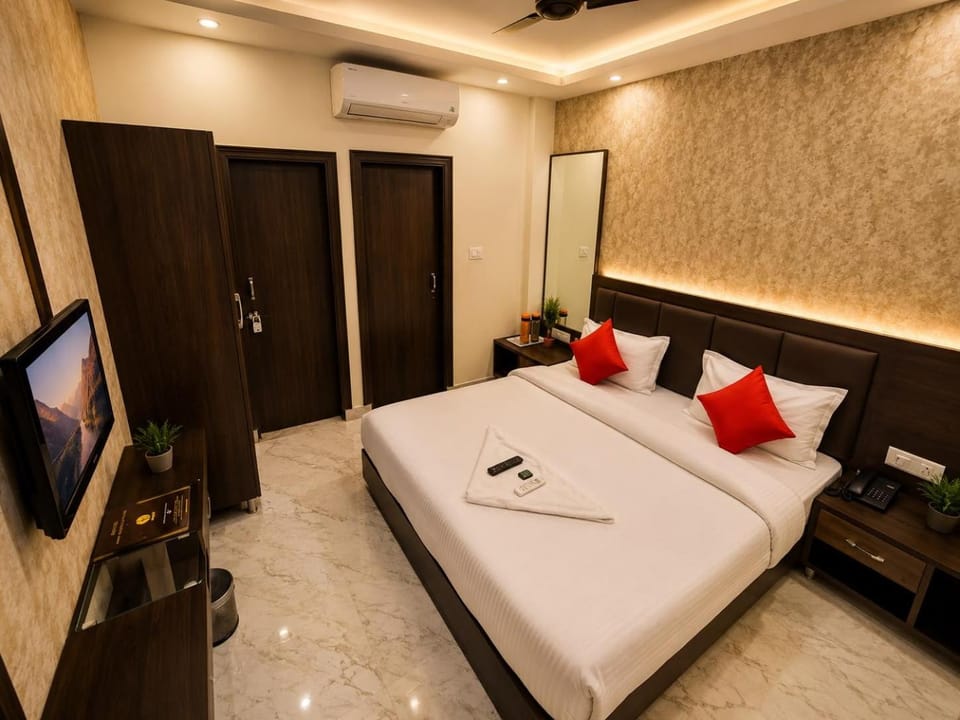 Bed, TV and multimedia, Living room, Photo of the whole room, Bedroom, air conditioner