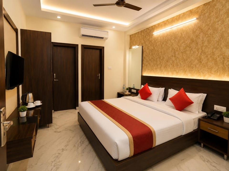 Bed, TV and multimedia, Photo of the whole room, Bedroom, fireplace, wardrobe, air conditioner