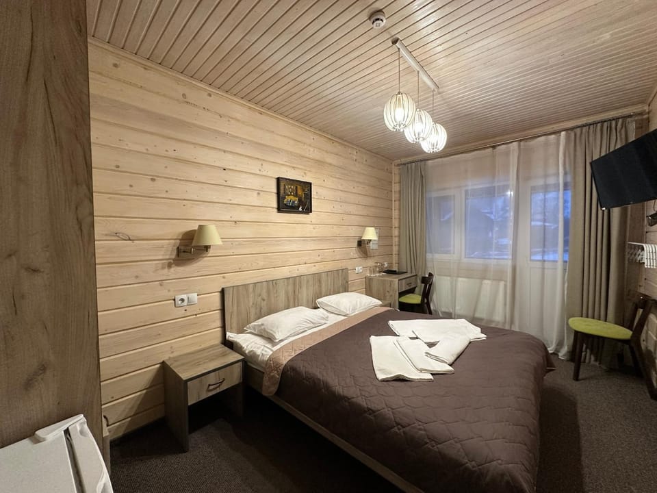 Bed, TV and multimedia, Photo of the whole room, Bedroom, towels