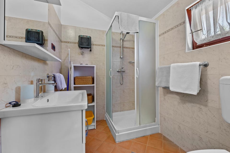 Shower, Toilet, Bathroom, hair dryier, towels