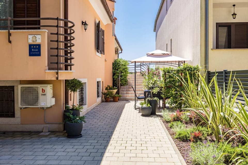 Property building, Day, Garden, Seating area, Garden view