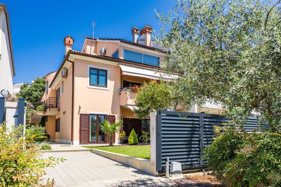 Property building, Day, Neighbourhood, Garden, Garden view, Street view