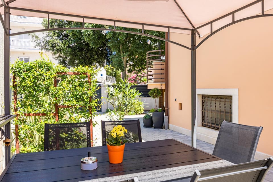 Patio, Day, Garden, Balcony/Terrace, Seating area, Dining area, Garden view