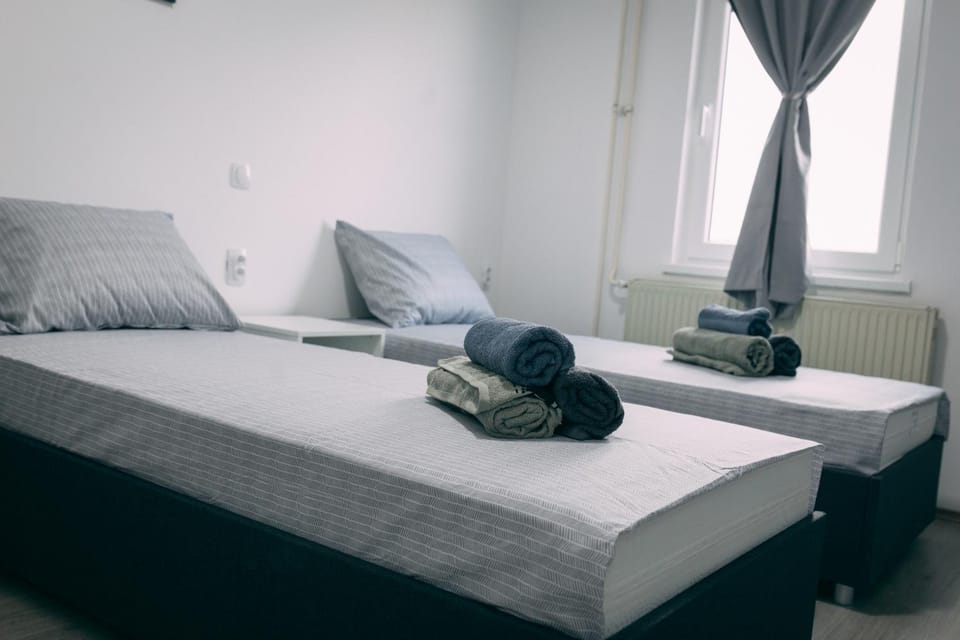 Bed, Bedroom, towels