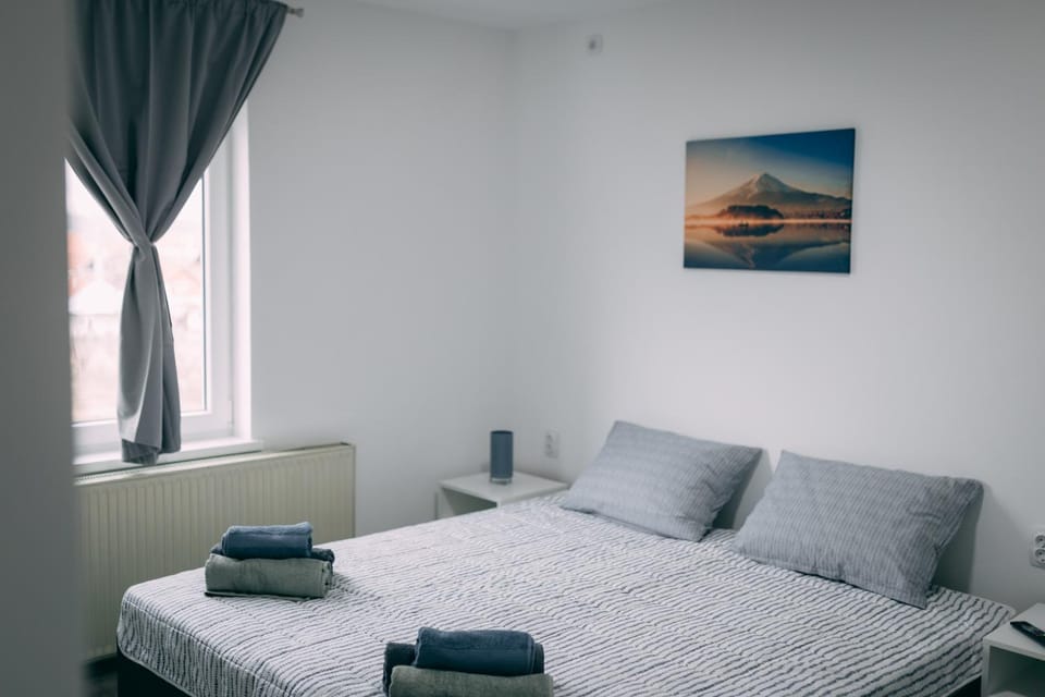 Bed, Bedroom, towels