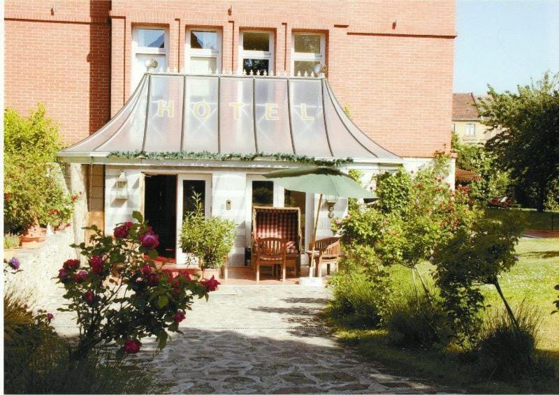 Property building, Day, Garden