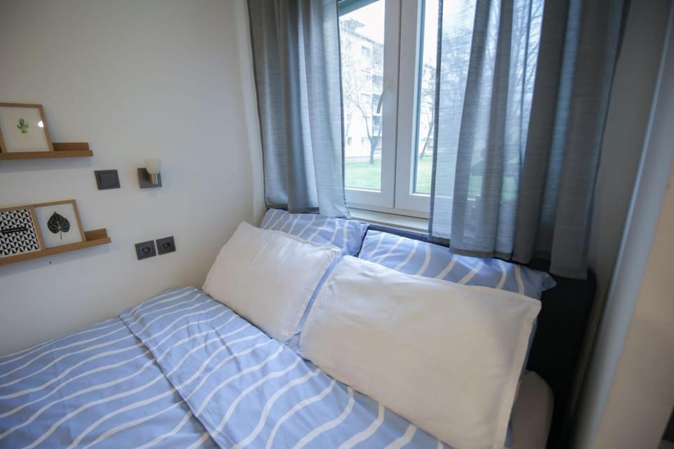 Bed, Garden view