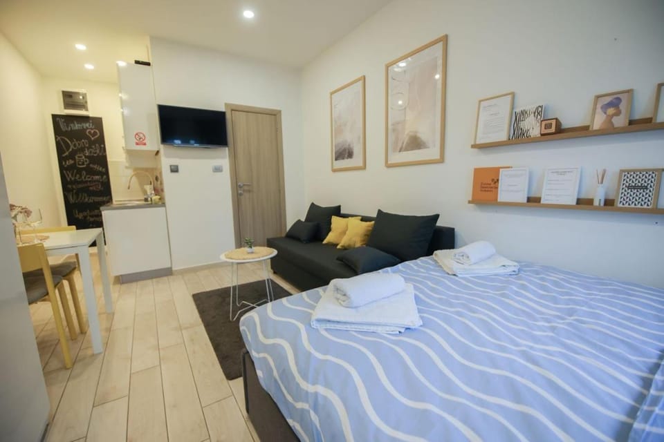 Bed, Seating area