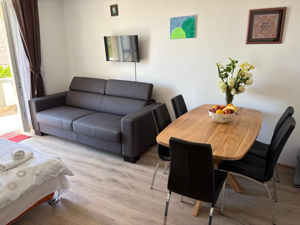 TV and multimedia, Living room, Seating area, Dining area