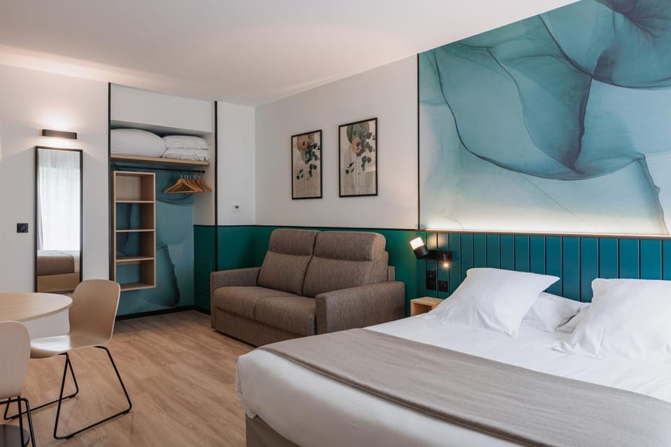 Bed, Living room, Photo of the whole room, Seating area, Bedroom, wardrobe