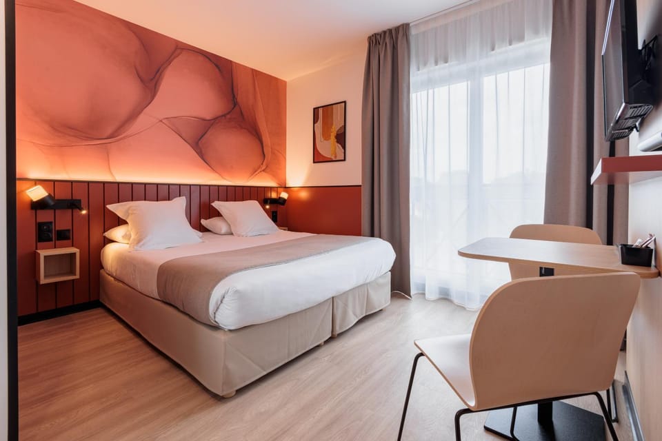 Bed, TV and multimedia, Photo of the whole room, Seating area, Bedroom