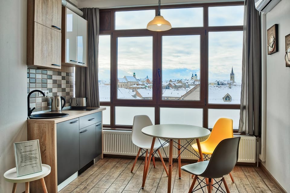 Kitchen or kitchenette, City view