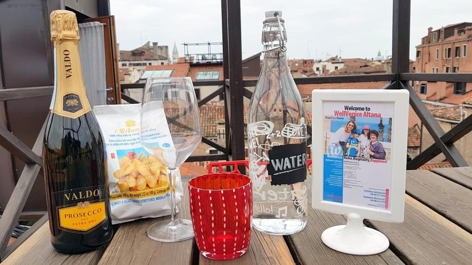 Balcony/Terrace, City view, Street view, Drinks, Alcoholic drinks