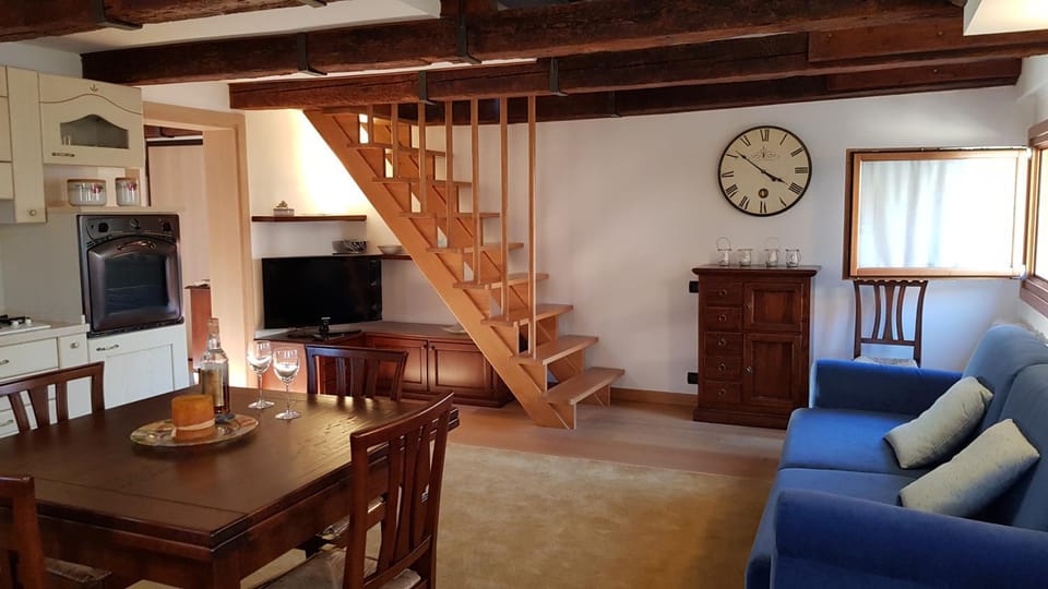 Kitchen or kitchenette, Living room, Seating area, Dining area