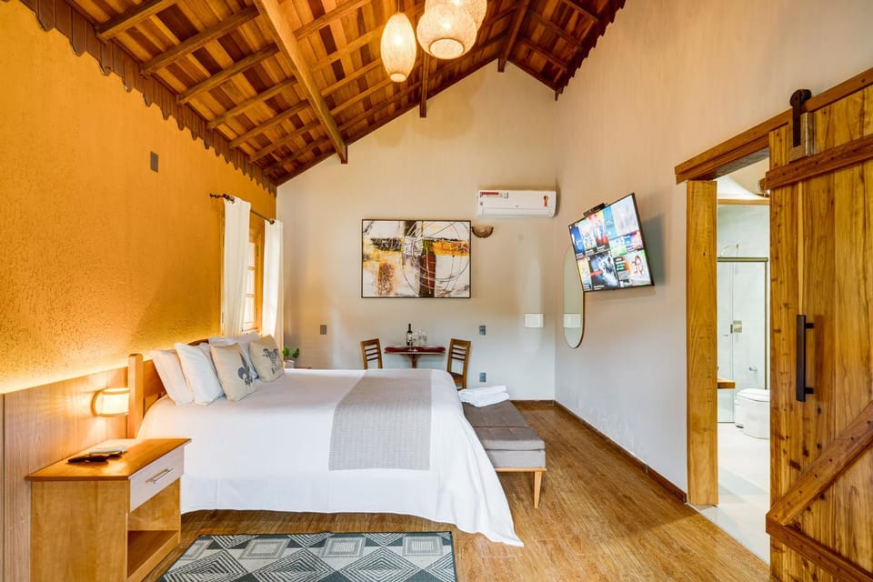 Bed, TV and multimedia, Photo of the whole room, Bedroom