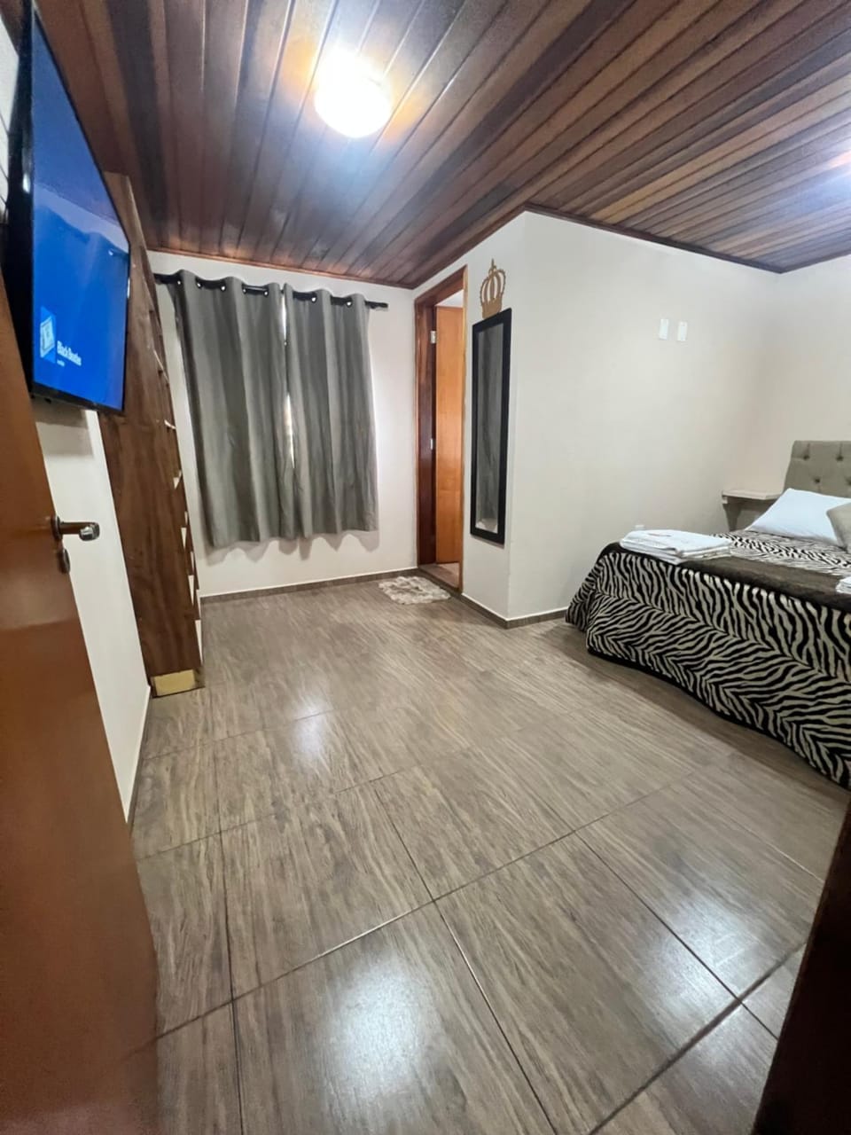 Bed, TV and multimedia, Photo of the whole room, Bedroom