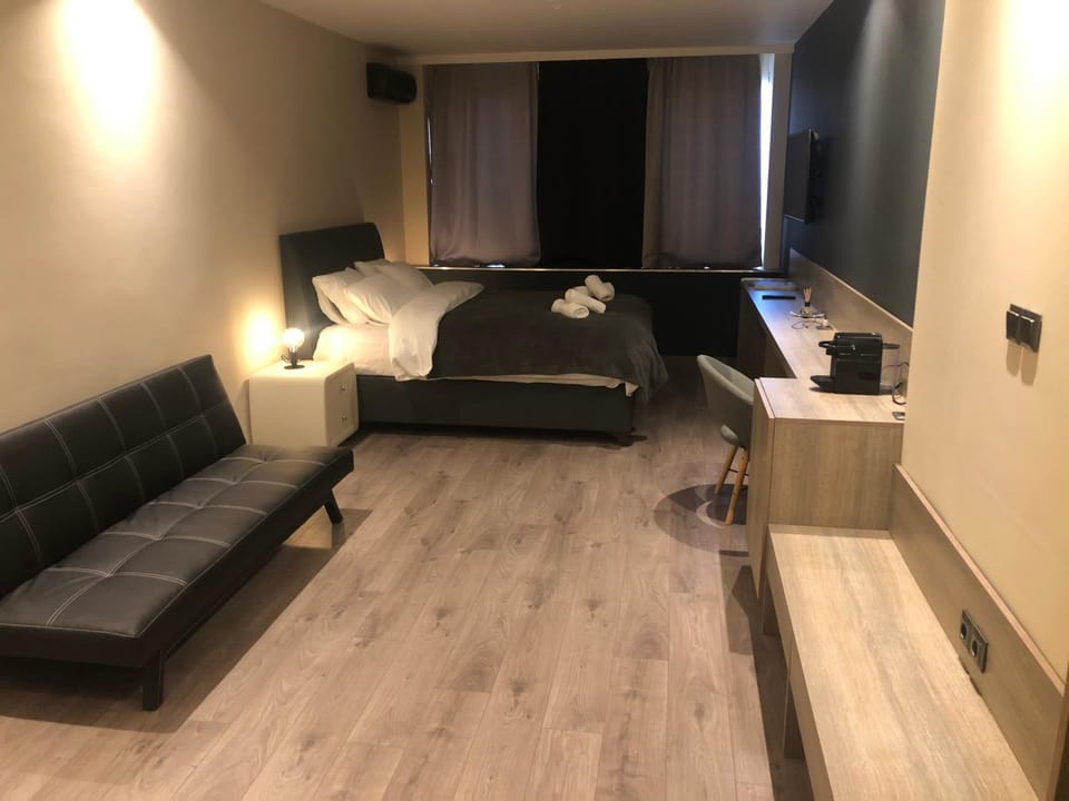 Bed, TV and multimedia, Coffee/tea facilities, View (from property/room), Living room, Decorative detail, Seating area, Bedroom, City view, Street view, soundproof, air conditioner