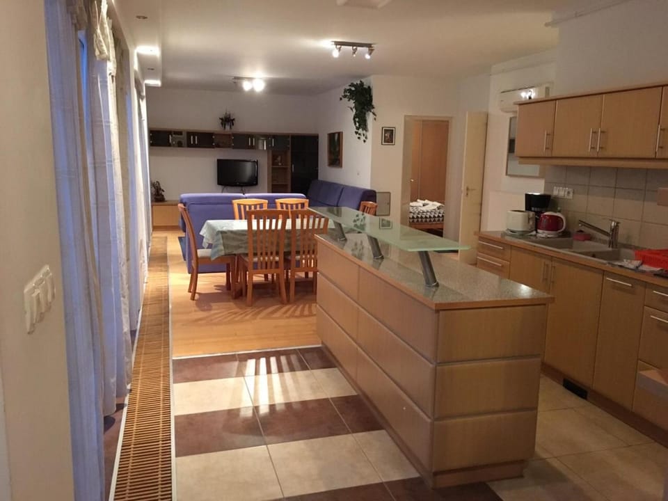 Kitchen or kitchenette, Living room, Seating area, Dining area