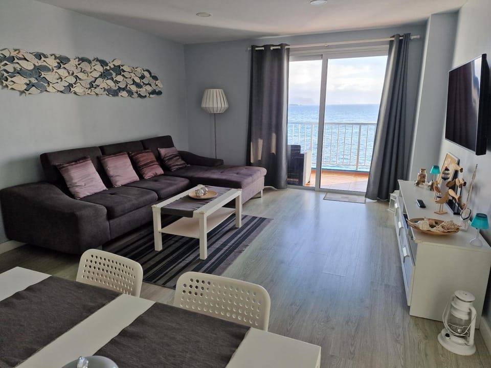 Communal lounge/ TV room, Natural landscape, TV and multimedia, Living room, Seating area, Sea view