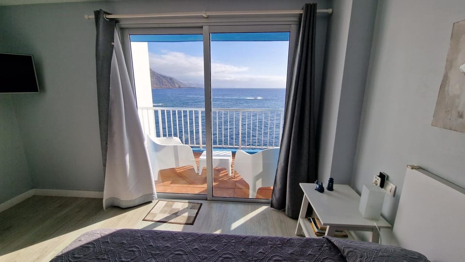Natural landscape, View (from property/room), Balcony/Terrace, Photo of the whole room, Bedroom, Sea view