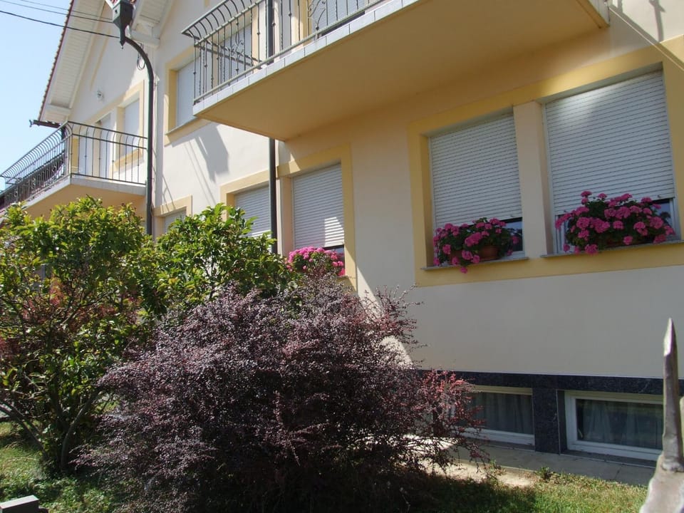 Property building, Facade/entrance, Day
