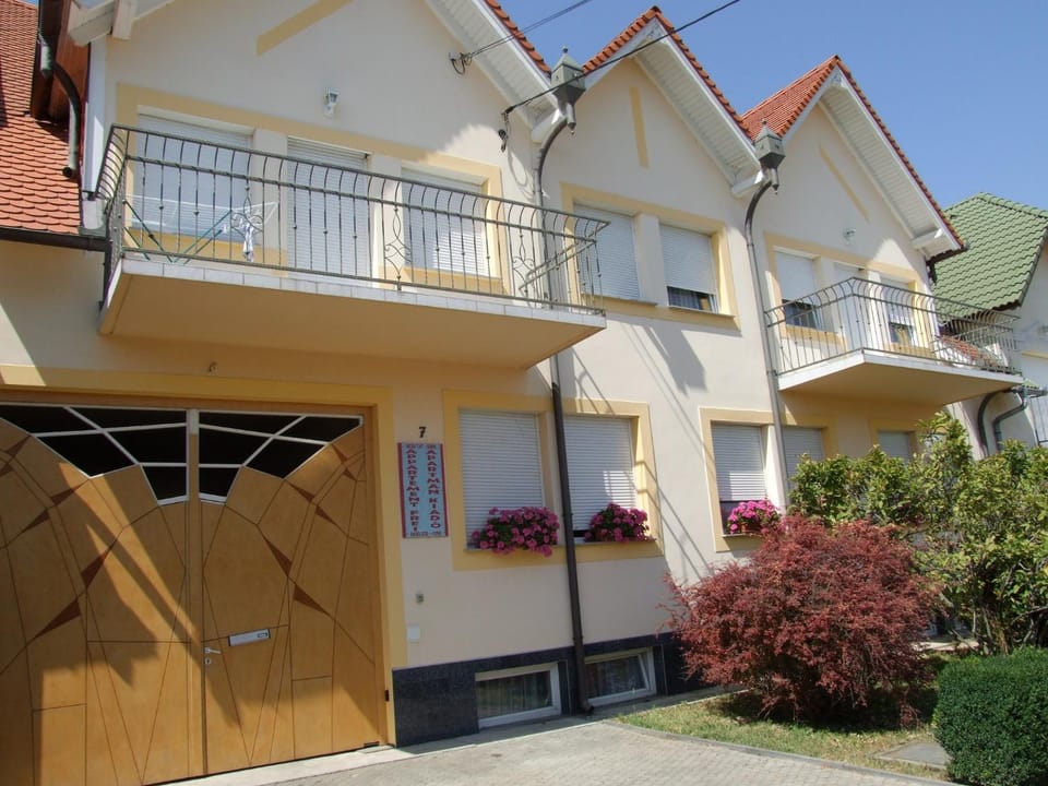 Property building, Facade/entrance, Day, Balcony/Terrace