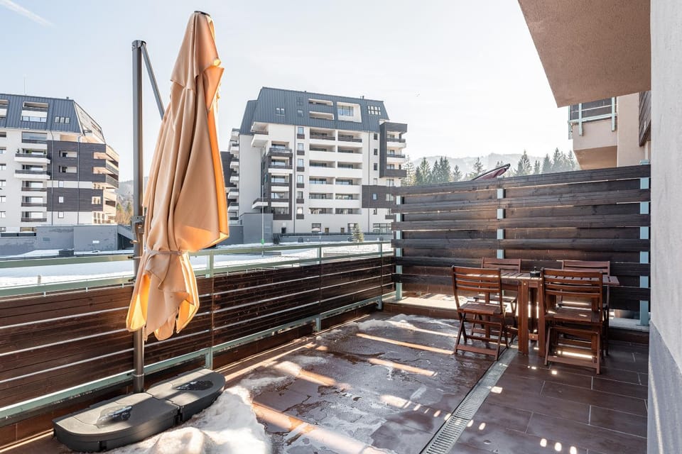 Property building, Balcony/Terrace, Seating area
