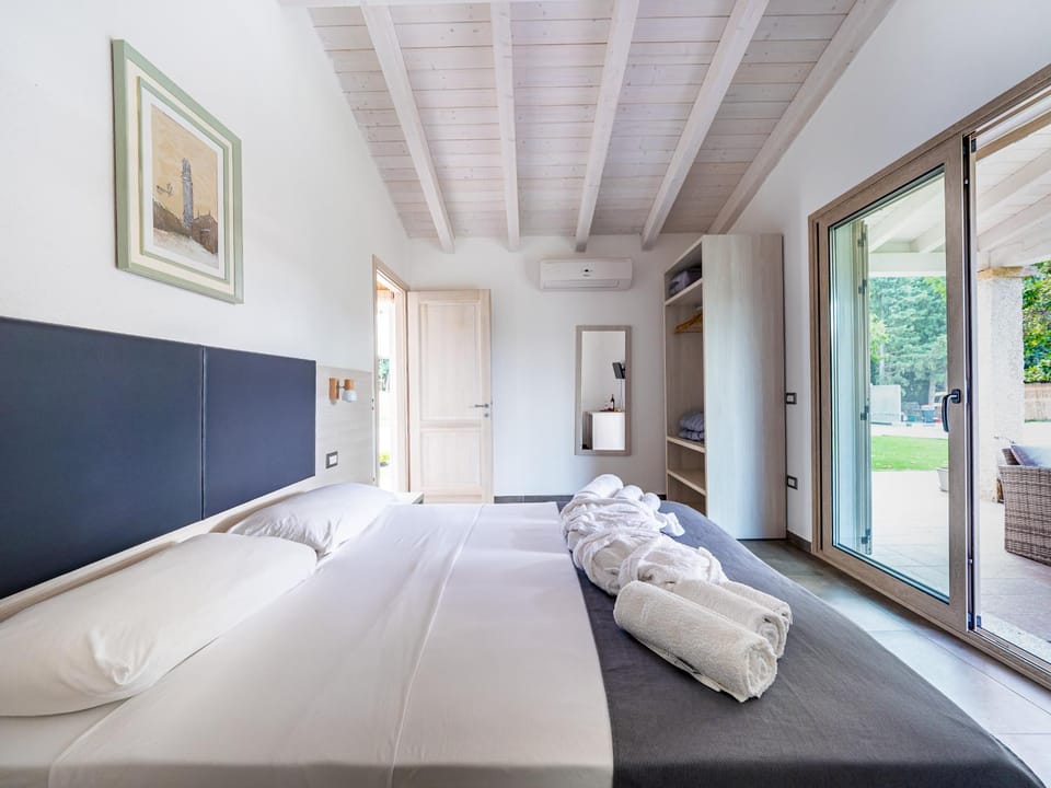 Bed, Photo of the whole room, Bedroom, towels