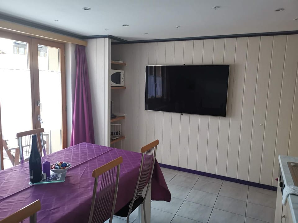 TV and multimedia, Coffee/tea facilities, Kitchen or kitchenette, Dining area