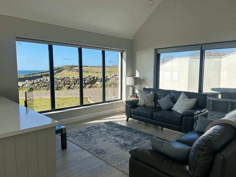Spectacular ocean views & minutes to Cliffs- Clahane Shore Lodge House in County Clare