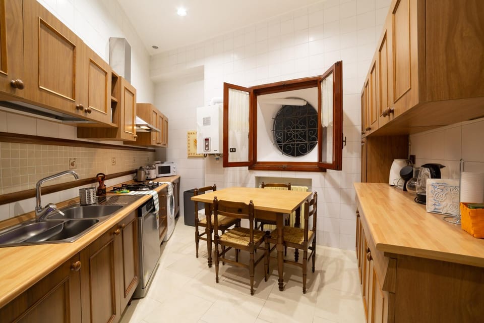 Coffee/tea facilities, Kitchen or kitchenette, Dining area, dishwasher, stove, toaster