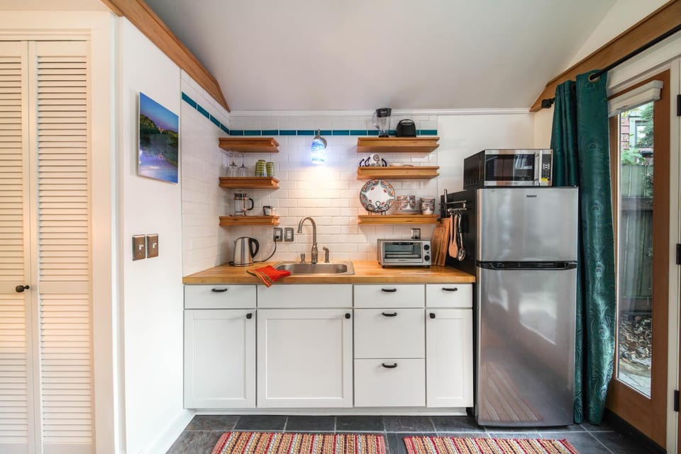Secluded Patio Cottage Right By All The Action House in Portland