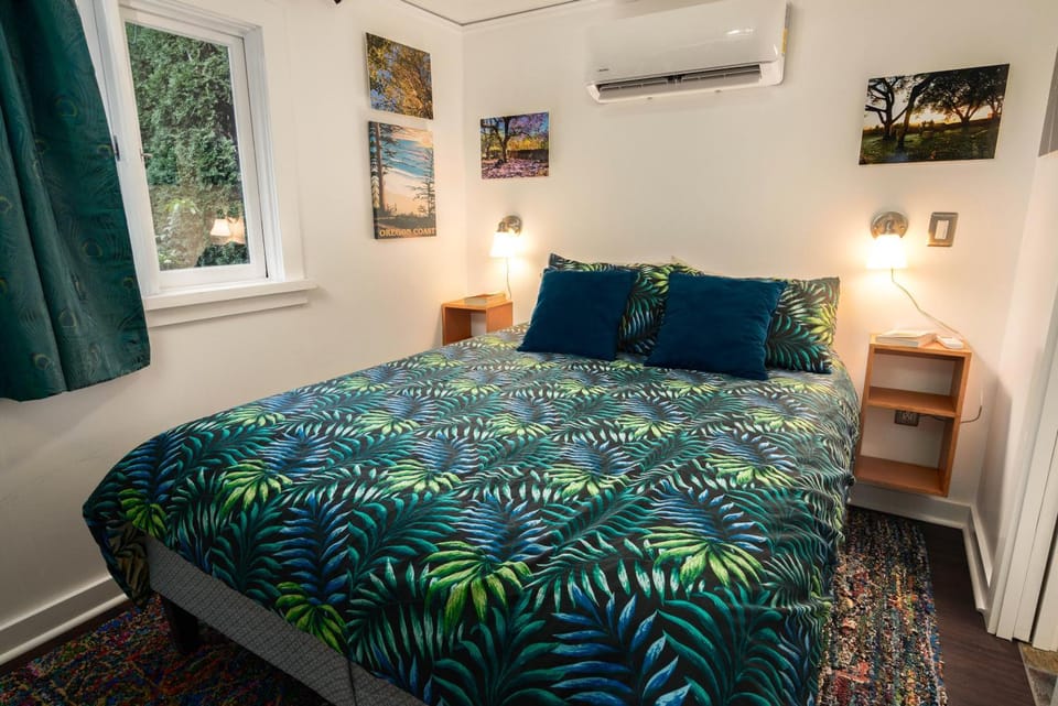 Secluded Patio Cottage Right By All The Action House in Portland