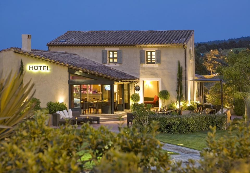 Nearby landmark, Restaurant/places to eat, Facade/entrance, Garden