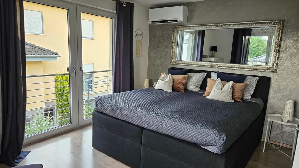 Bedroom, air conditioner