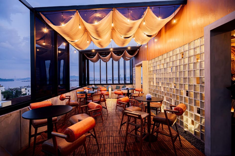 Restaurant/places to eat, Lounge or bar