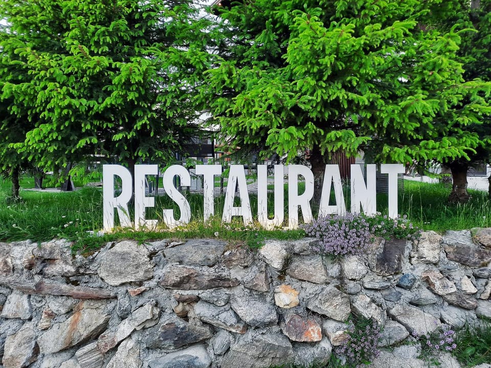 Restaurant/places to eat, Property logo or sign