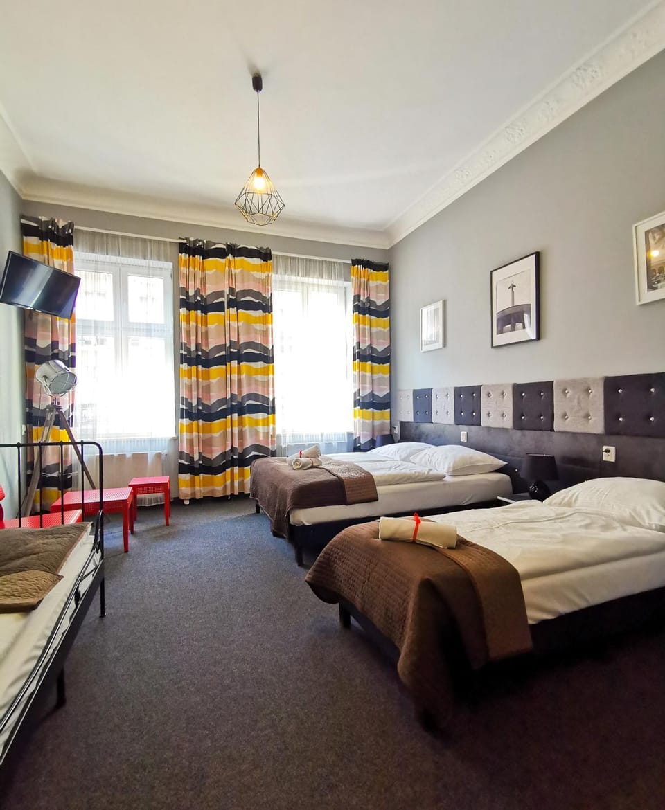 Bed, TV and multimedia, Living room, Photo of the whole room, Seating area, Bedroom