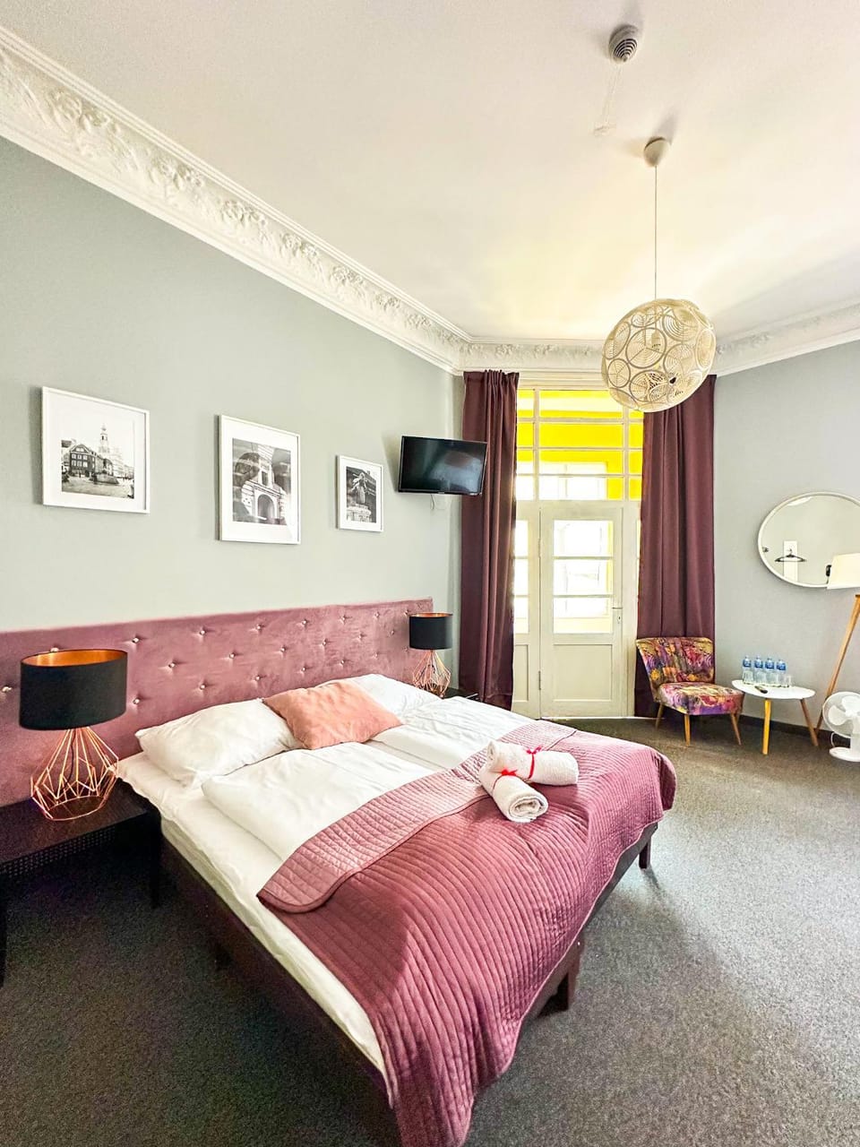 Bed, TV and multimedia, Living room, Photo of the whole room, Seating area, Bedroom