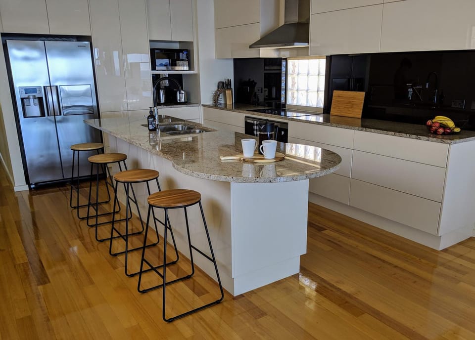 Coffee/tea facilities, Kitchen or kitchenette, Sea view
