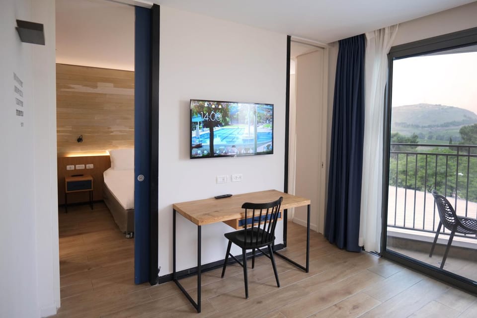Natural landscape, TV and multimedia, Balcony/Terrace