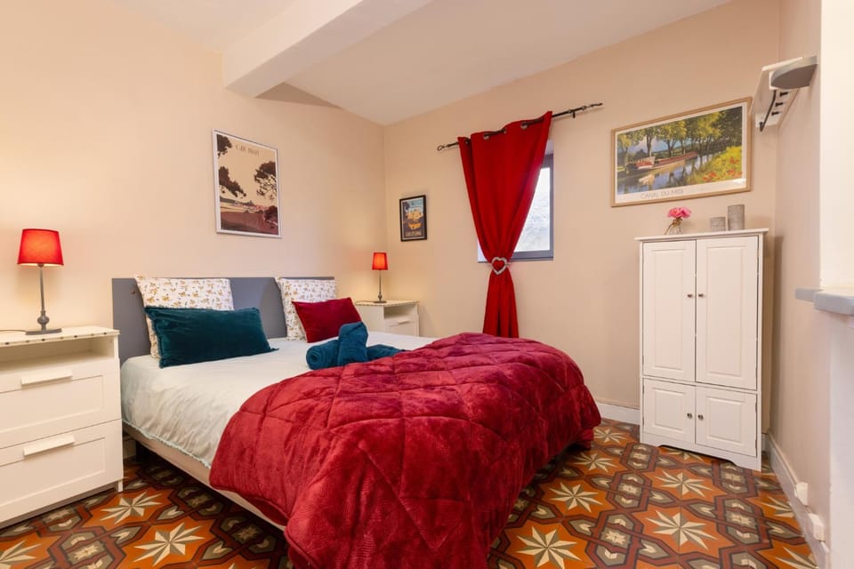Bed, Photo of the whole room, Bedroom