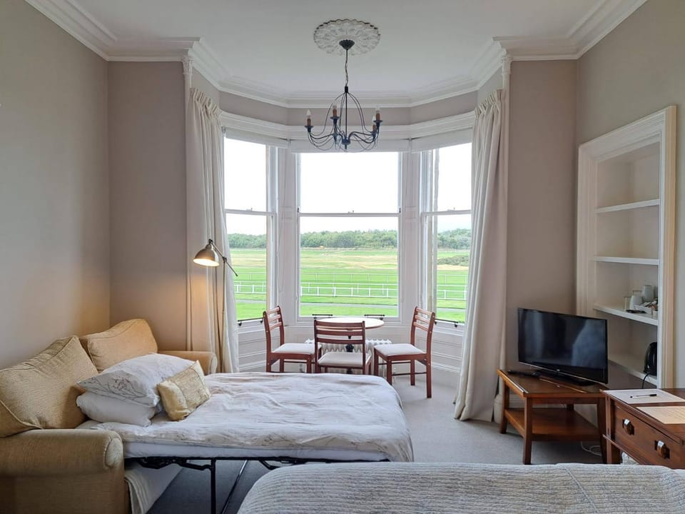 Arden House - rooms with continental breakfast Bed and Breakfast in Scotland