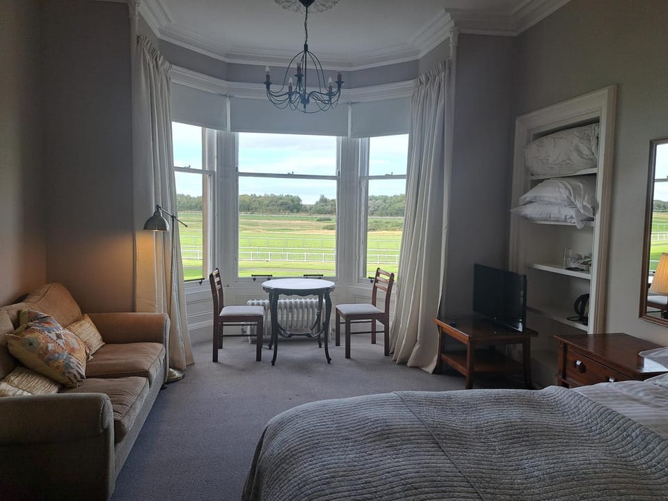 Arden House - rooms with continental breakfast Bed and Breakfast in Scotland