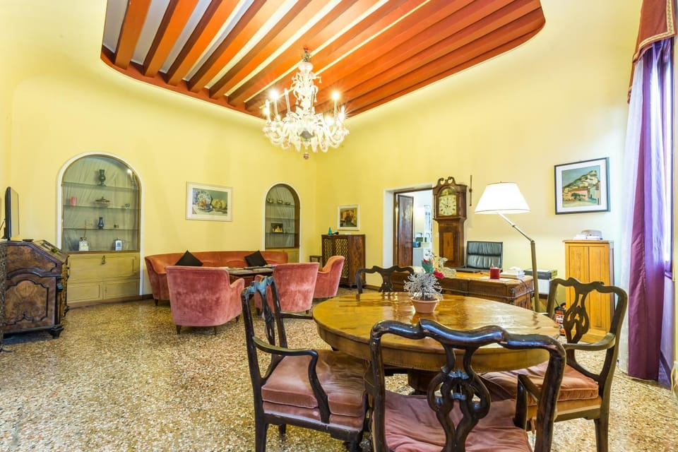 Communal lounge/ TV room
