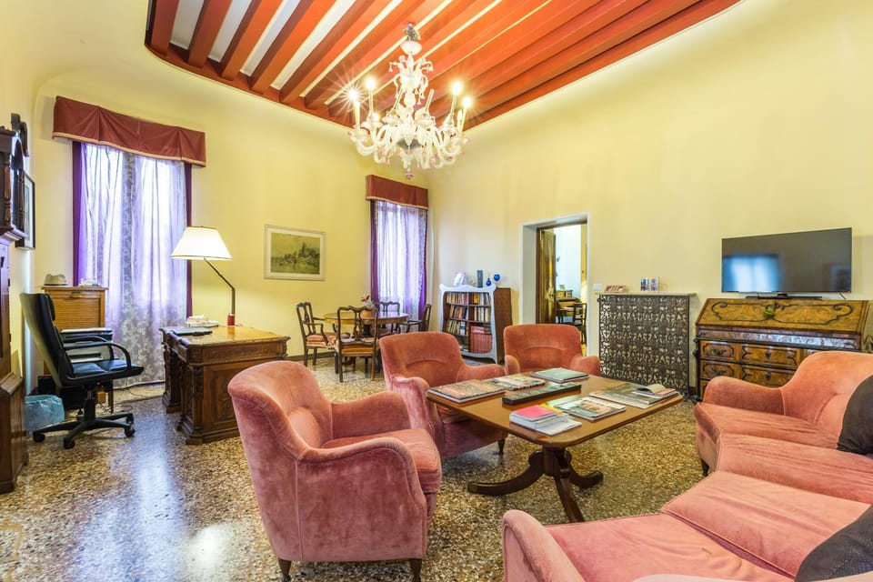 Communal lounge/ TV room